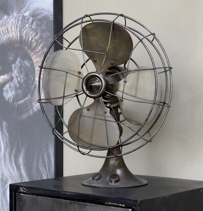 Foto av antik fläkt med retro-stil och charm