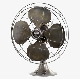 Foto av retrofläkt i antik mässing med industriell stil