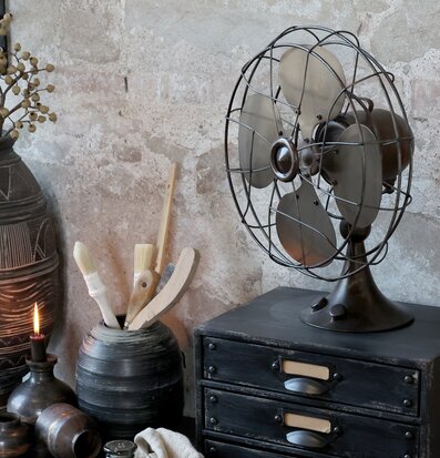 Bild av stilfull och tidlös inredning med antik fläkt