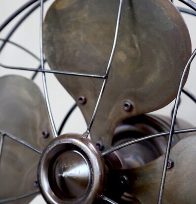 Foto av antik fläkt med vintage och robust känsla