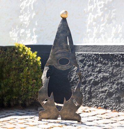 Bild av stiliserad tomte i hamrad metall 75 cm