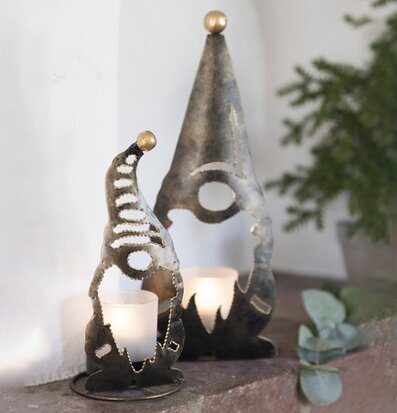 Bild av charmig tomte ljuslykta i hamrad plåt