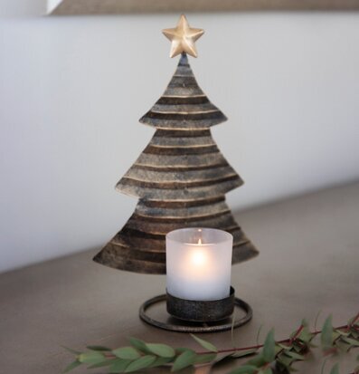 Bild av dekorativ ljuslykta med stämningsfull design