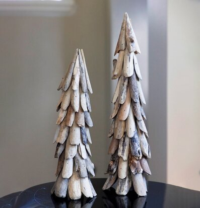 Foto av skulpturer i form av granar i naturmaterial