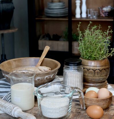 Foto av en hemtrevlig köksmiljö med bakningsdetaljer