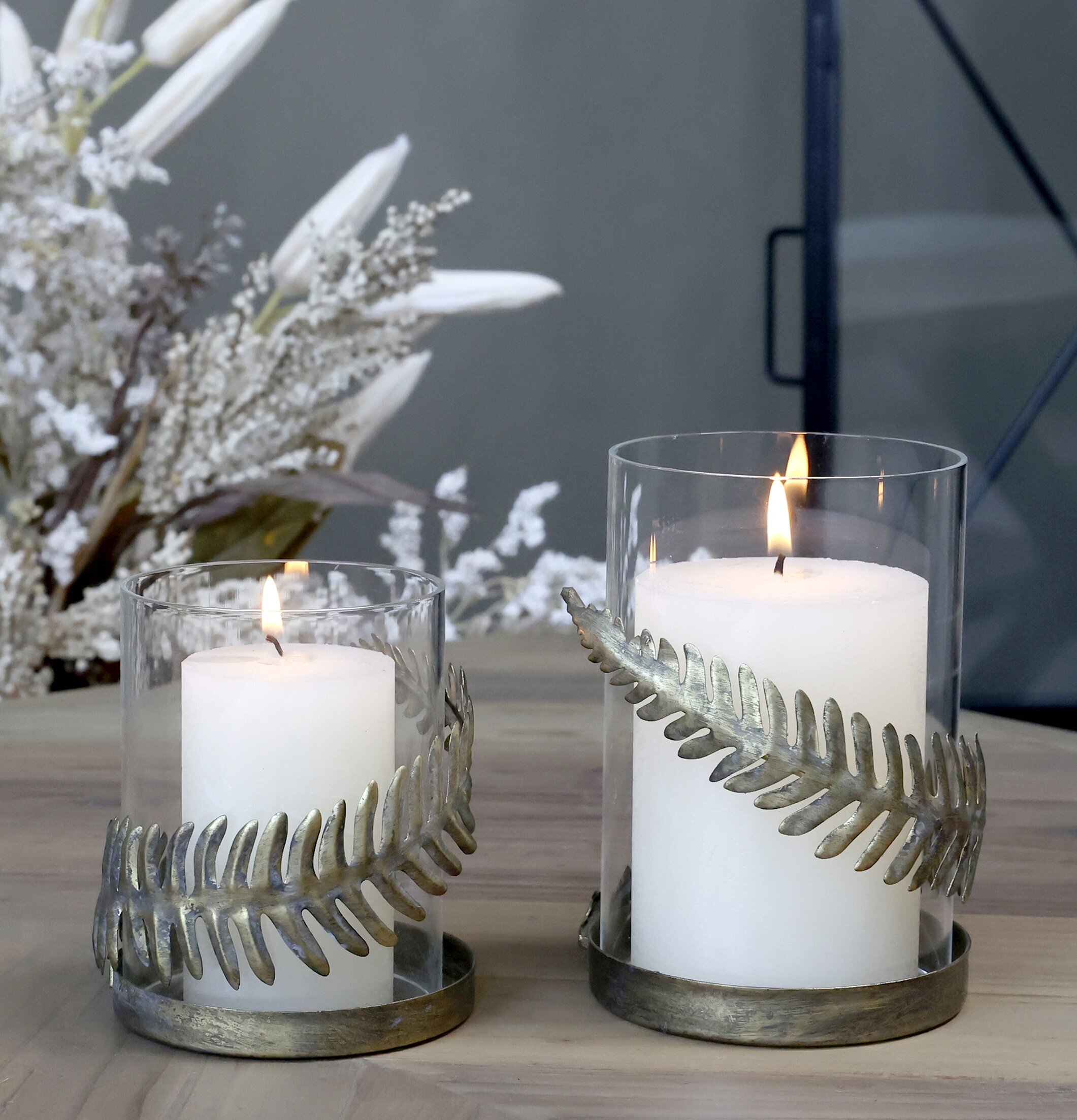 Foto av eleganta ljushållare med antika mässingsblad