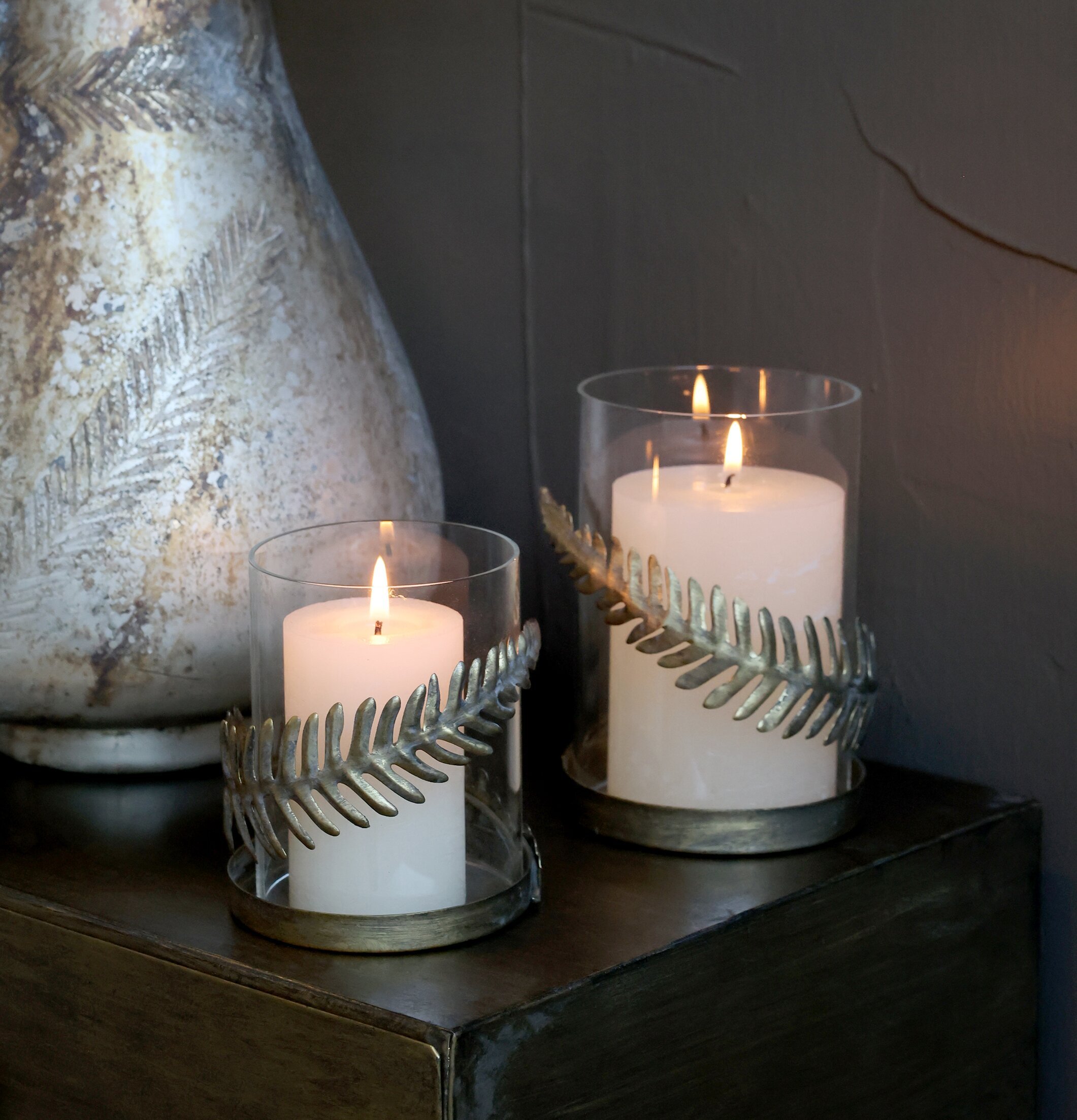 Bild av elegant ljussättning med antika ljushållare