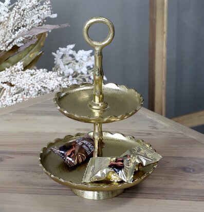 Bild av elegant tvåvånings kakfat i gyllene metall