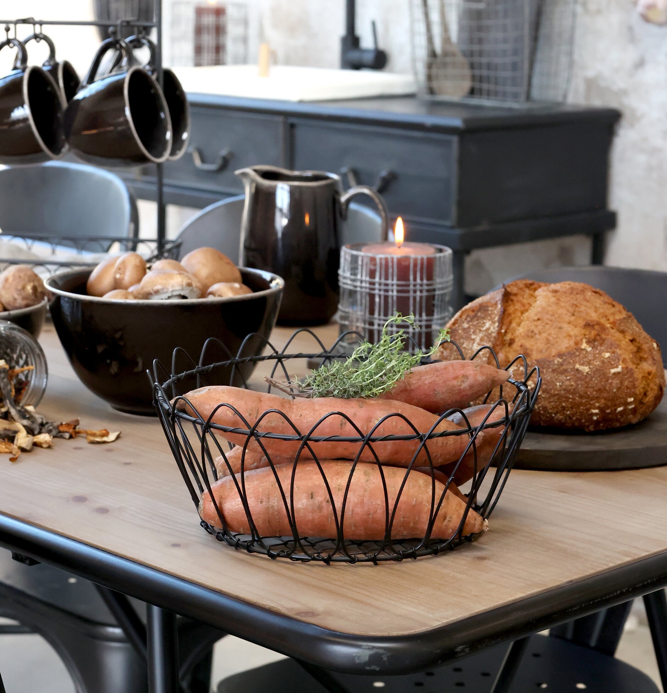 Trådkorg Svart från Chic Antique i rustik köksmiljö