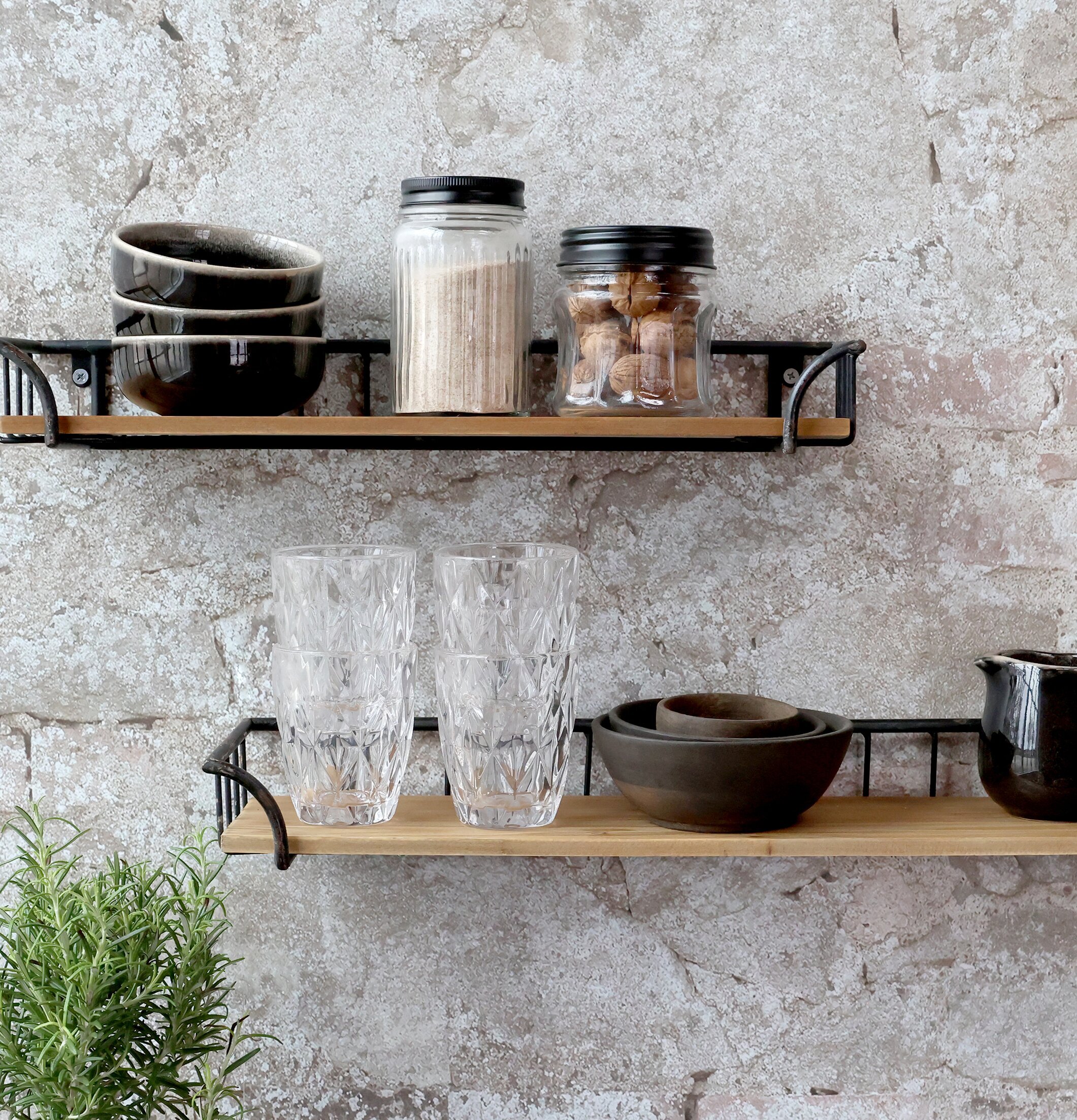 Vägghylla Antiksvart Set/2 från Chic Antique på tegelvägg