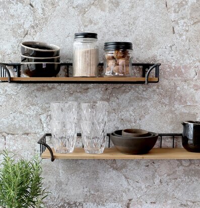 Bild av stilfulla vägghyllor på rustik stenvägg