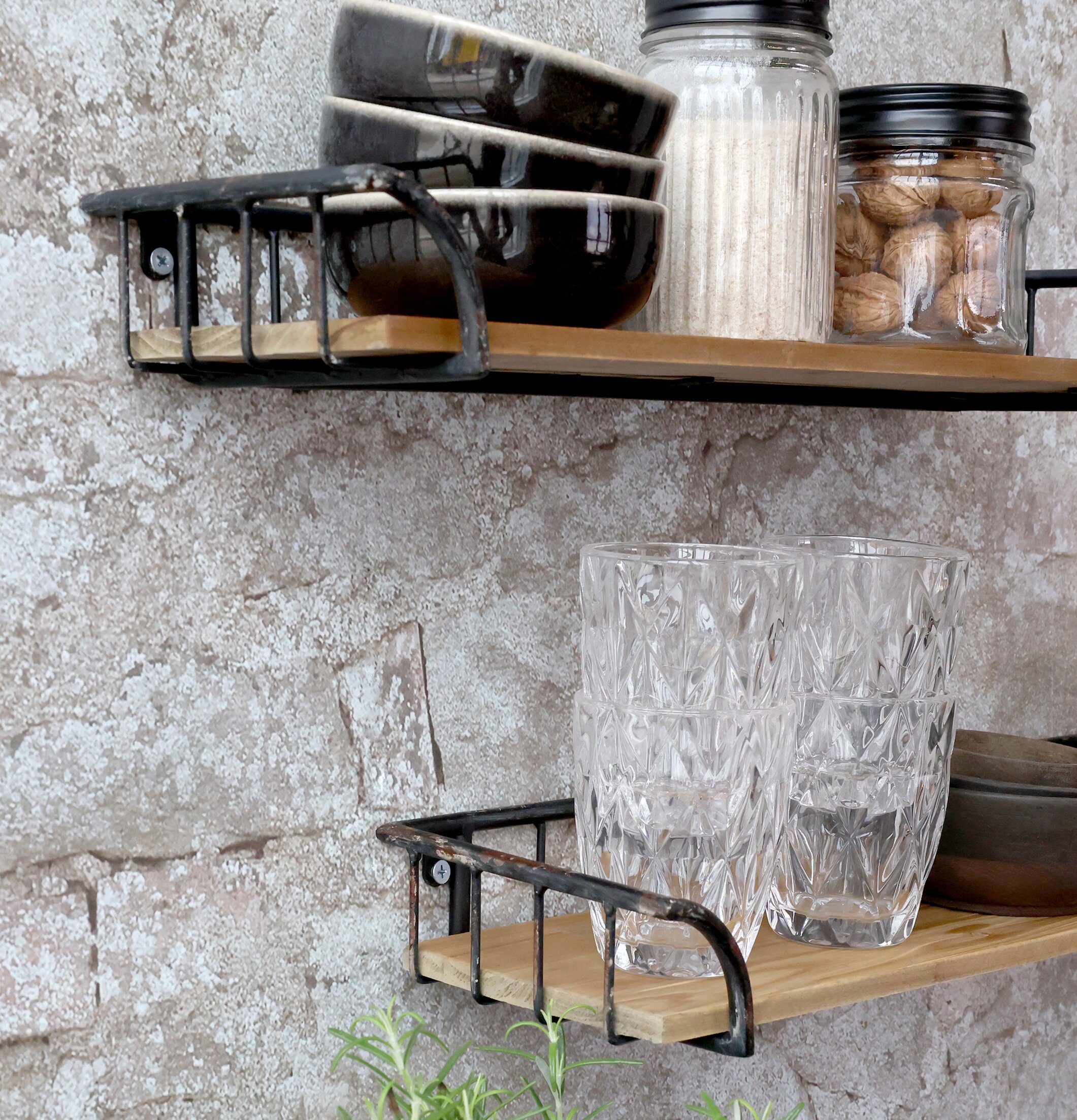 Vägghylla Antiksvart Set/2 från Chic Antique på betongvägg