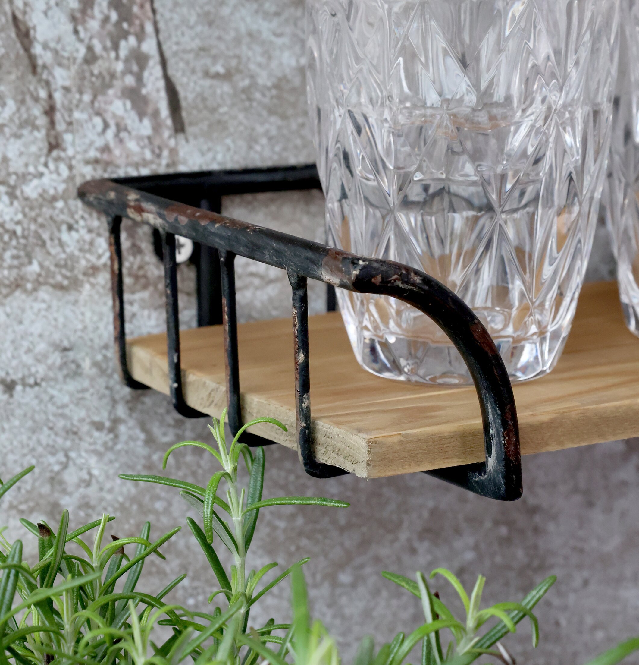 Vägghylla Antiksvart Set/2 från Chic Antique på betongvägg