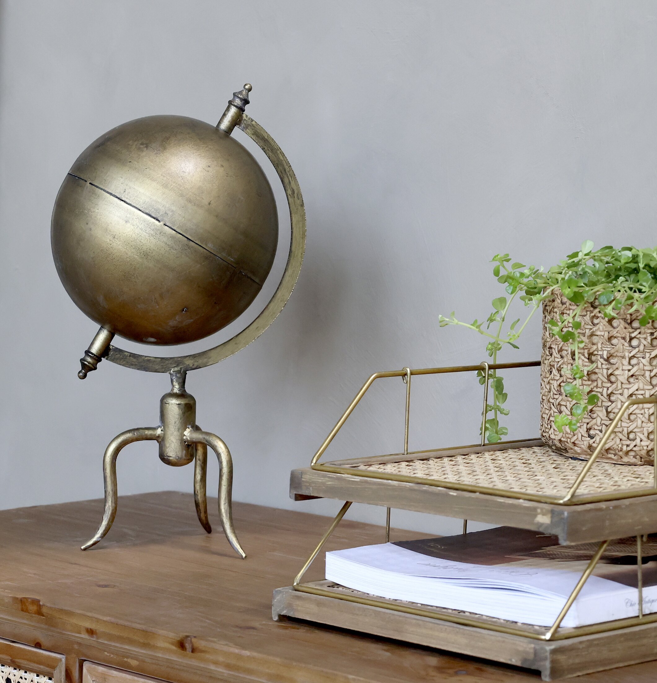 Brevkorg Rotting från Chic Antique på träbyrå med växt