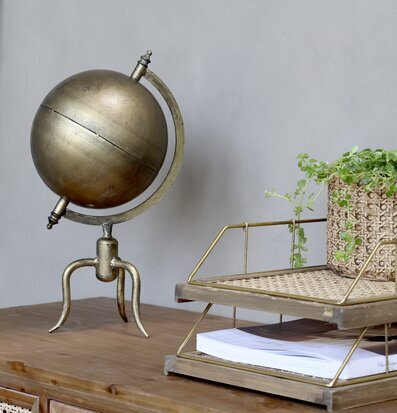 Bild av harmoniskt arrangerad träbyrå med detaljer