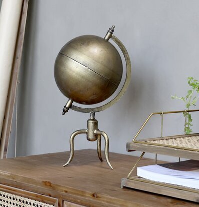 Bild av elegant inredning med antik och modern stil