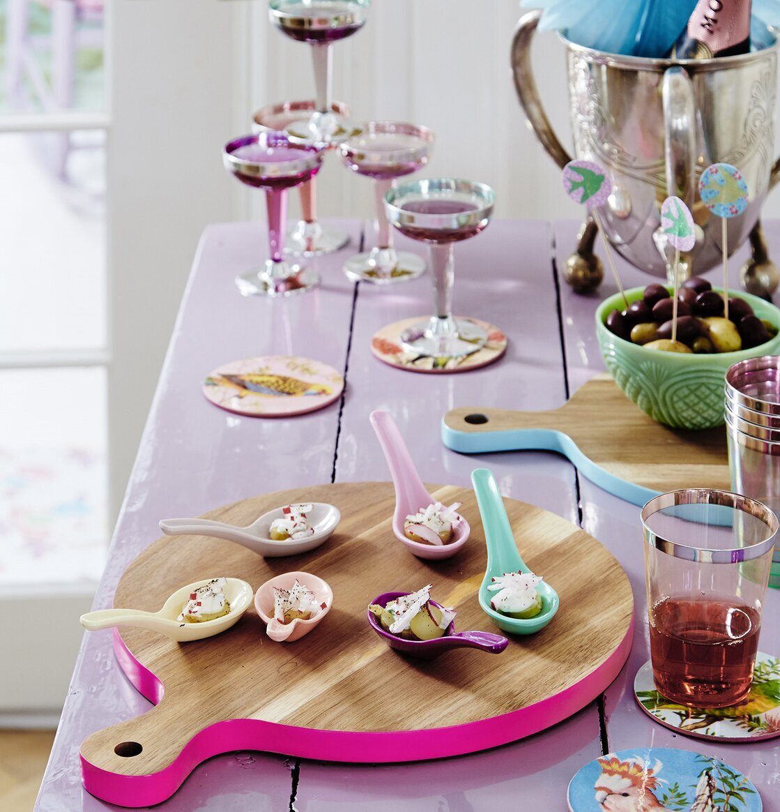 Plastglas Champagne Lila från Rice på ett lila träbord