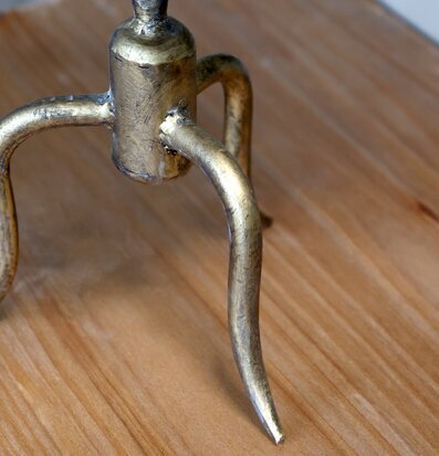 Foto av vintage-inspirerad globdekor i antik mässing