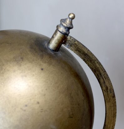 Bild av antikinspirerad jordglob med mässingsfinish