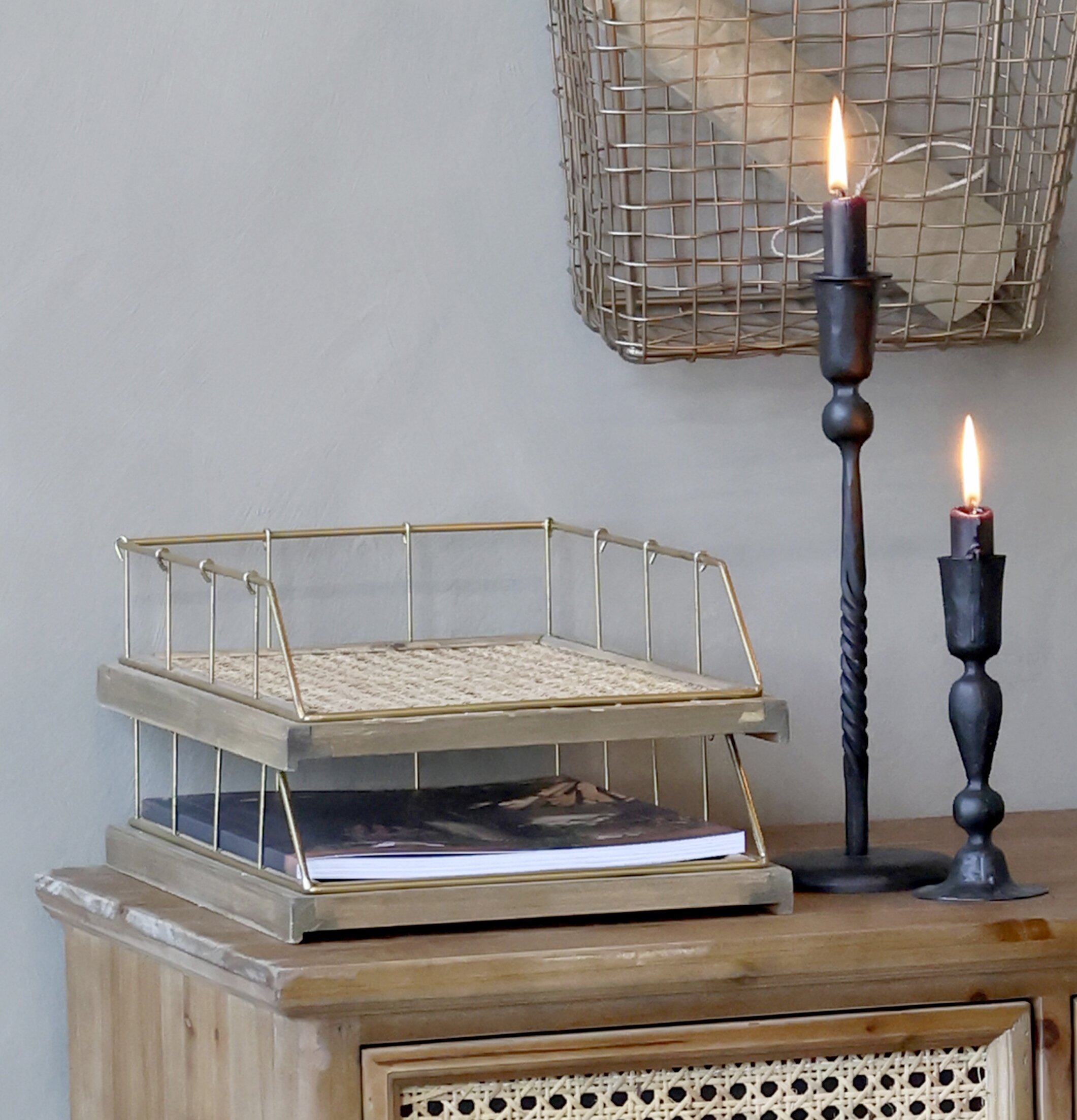 Brevkorg Rotting från Chic Antique på en träbyrå med ljus