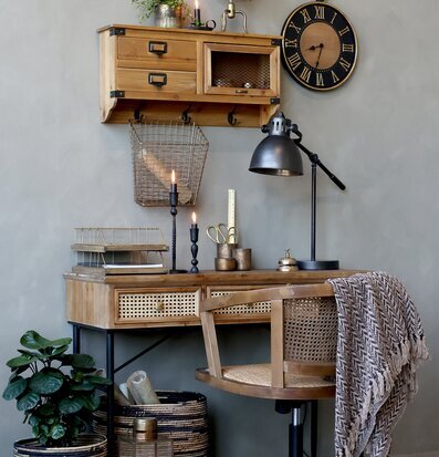 Bild av harmonisk arbetsplats med vintage och modern stil