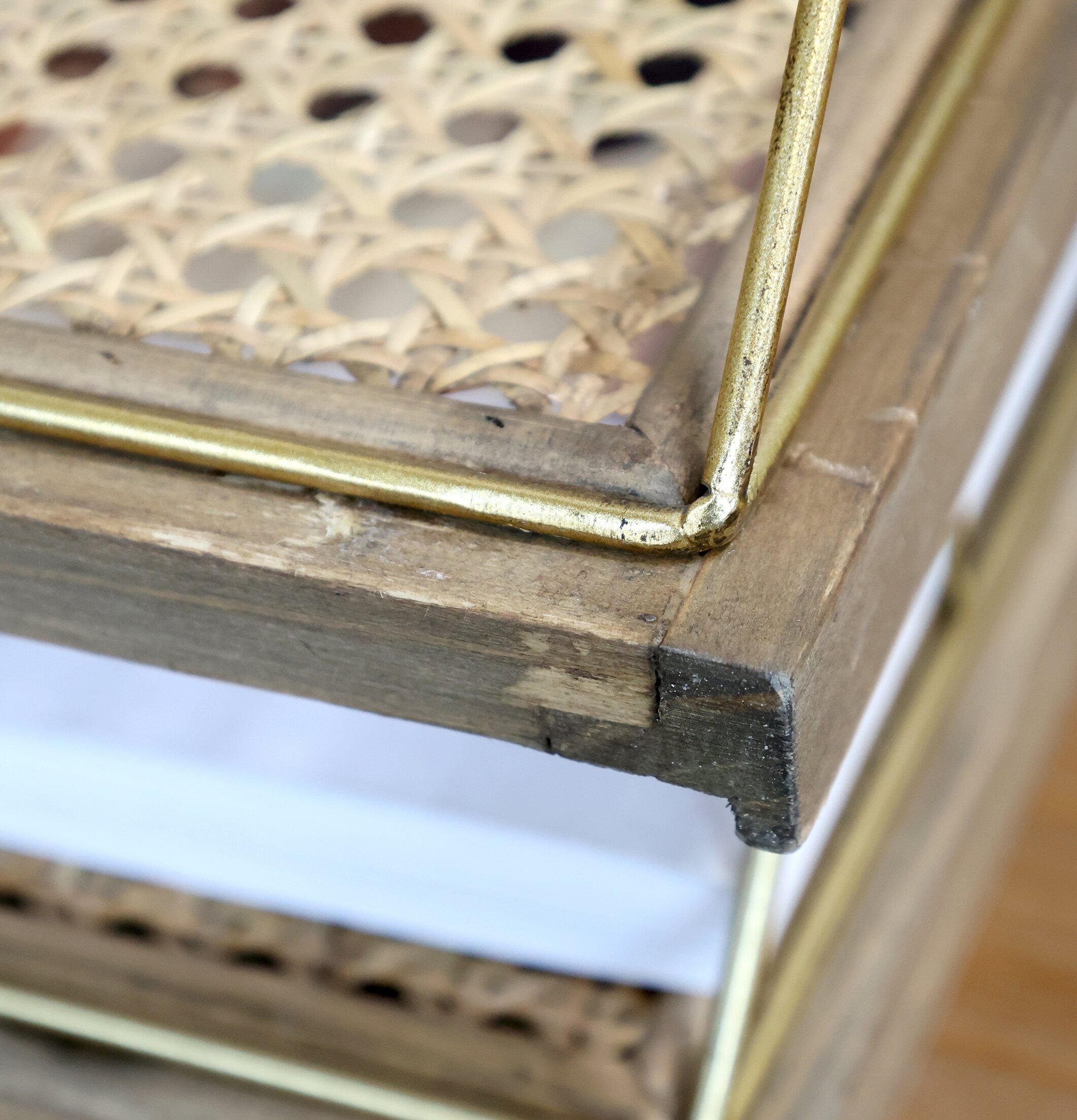 Brevkorg Rotting från Chic Antique på trämöbel i ljus nyans