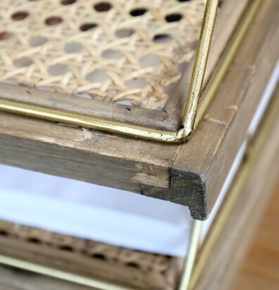 Foto av elegant brevkorg i rotting med trädetaljer