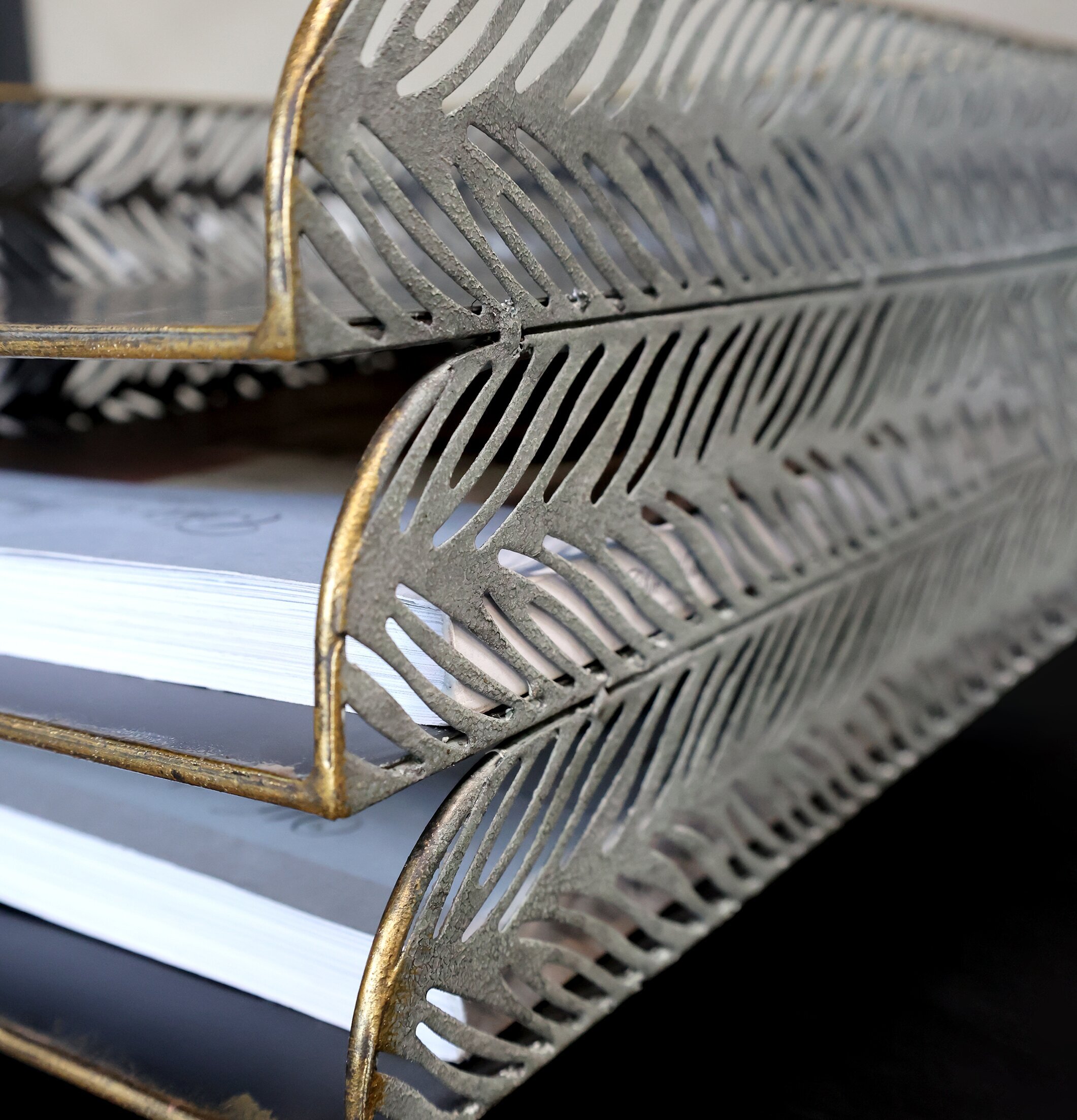 Brevkorg Med Mönster från Chic Antique på mörkt träbord