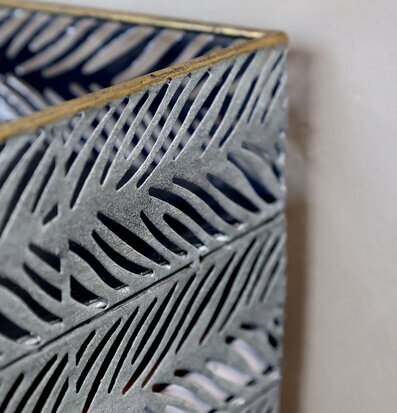 Bild av intrikat designad brevkorg med antik finish