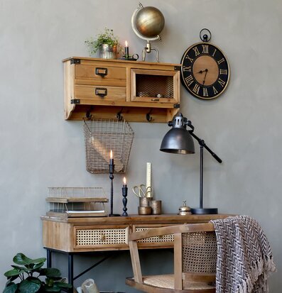 Bild av stilfull inomhusmiljö med vägghylla och detaljer