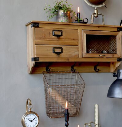 Bild av harmoniskt inrett rum med stilren vägghylla