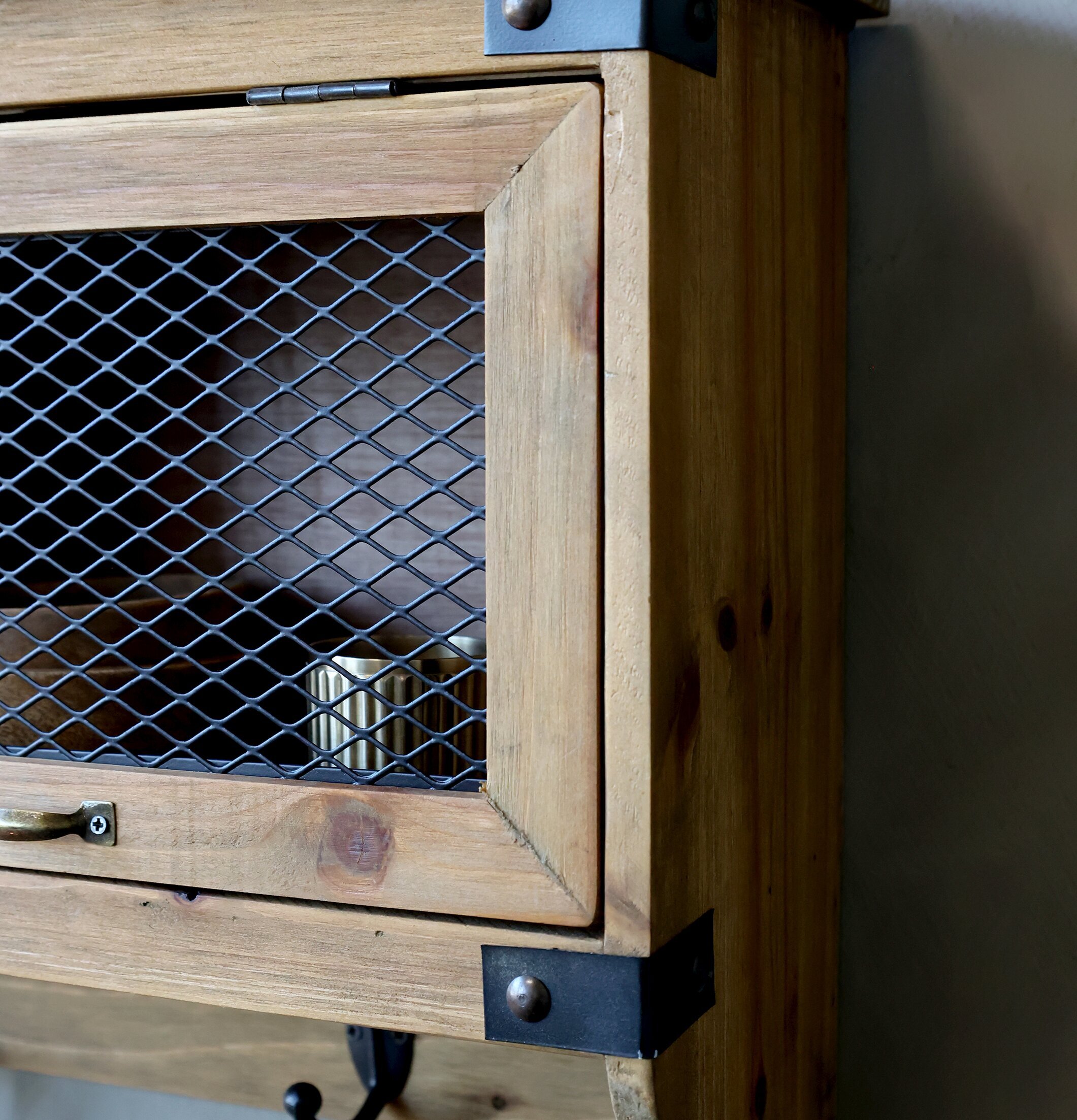 Bild av rustik vägghylla med trä och metall detaljer