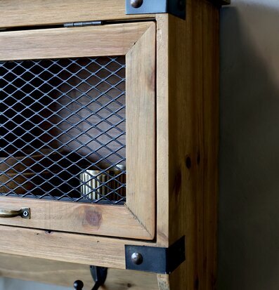 Bild av rustik vägghylla med trä och metall detaljer