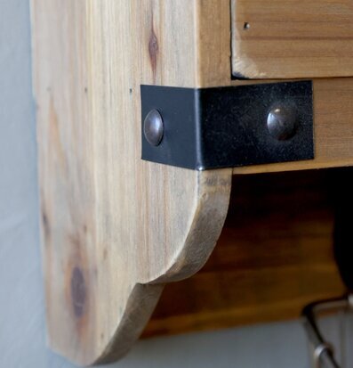 Bild av rustik vägghylla med industriell design