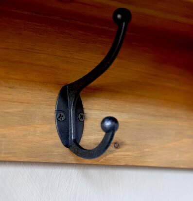 Foto av stilren krok på träpanel med industriell känsla