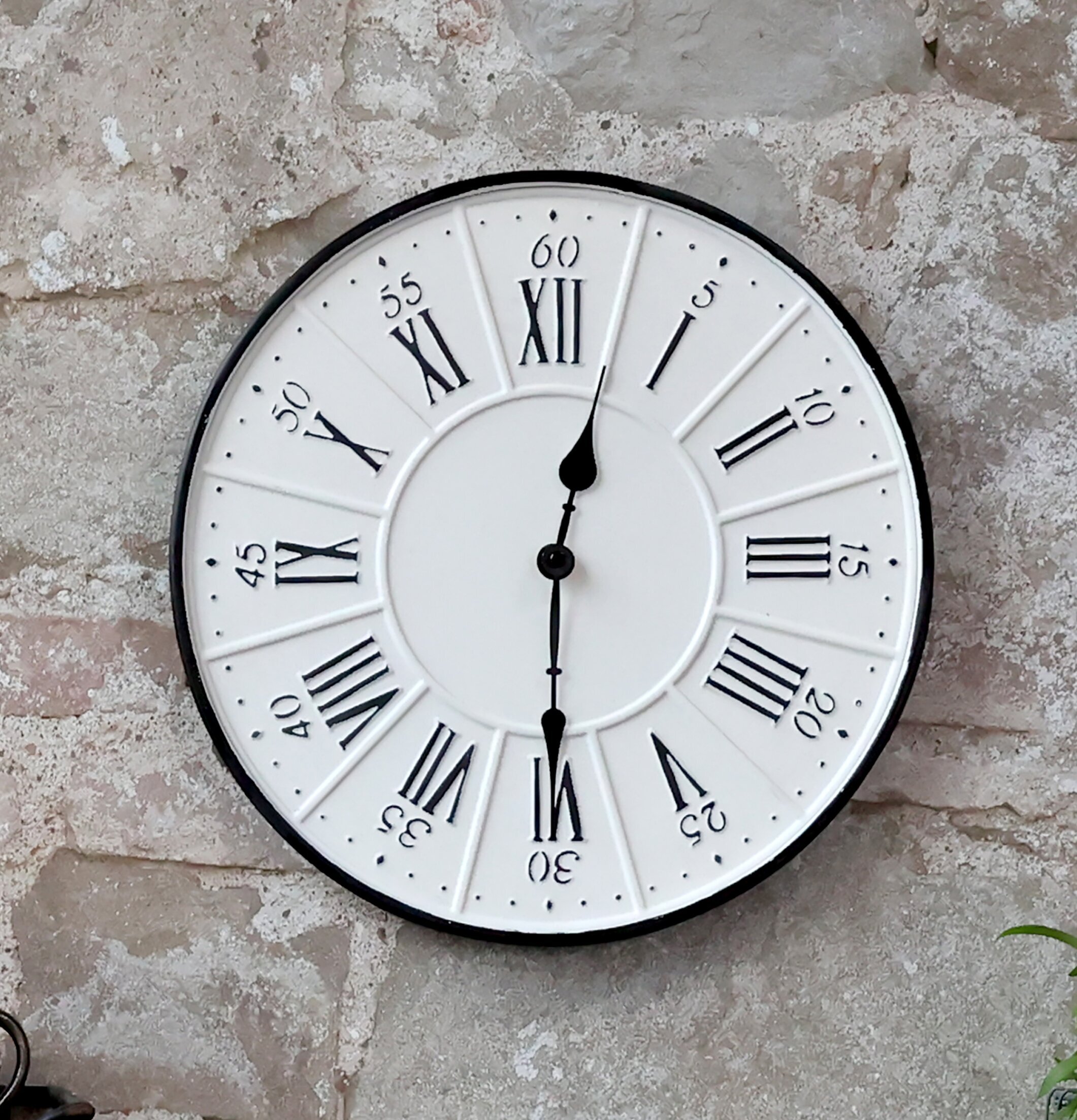 Väggklocka Vit från Chic Antique på rå tegelvägg med växter