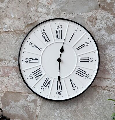 Foto av stilren väggklocka mot rustik tegelvägg