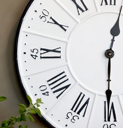 Bild av klassisk väggklocka med romerska siffror