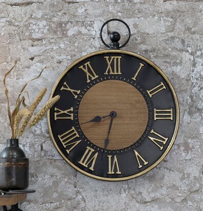 Bild av elegant väggklocka mot rustik betongvägg