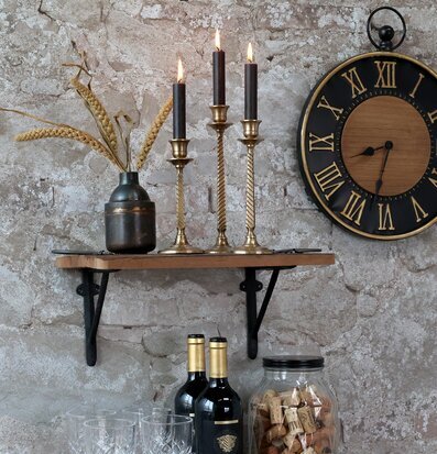 Bild av rustik vägg med klocka och eleganta detaljer