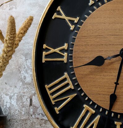 Bild av stilfull väggklocka i svart och guld