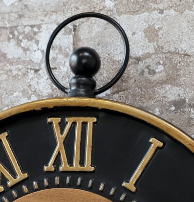 Bild av elegant väggklocka med svart och guld design