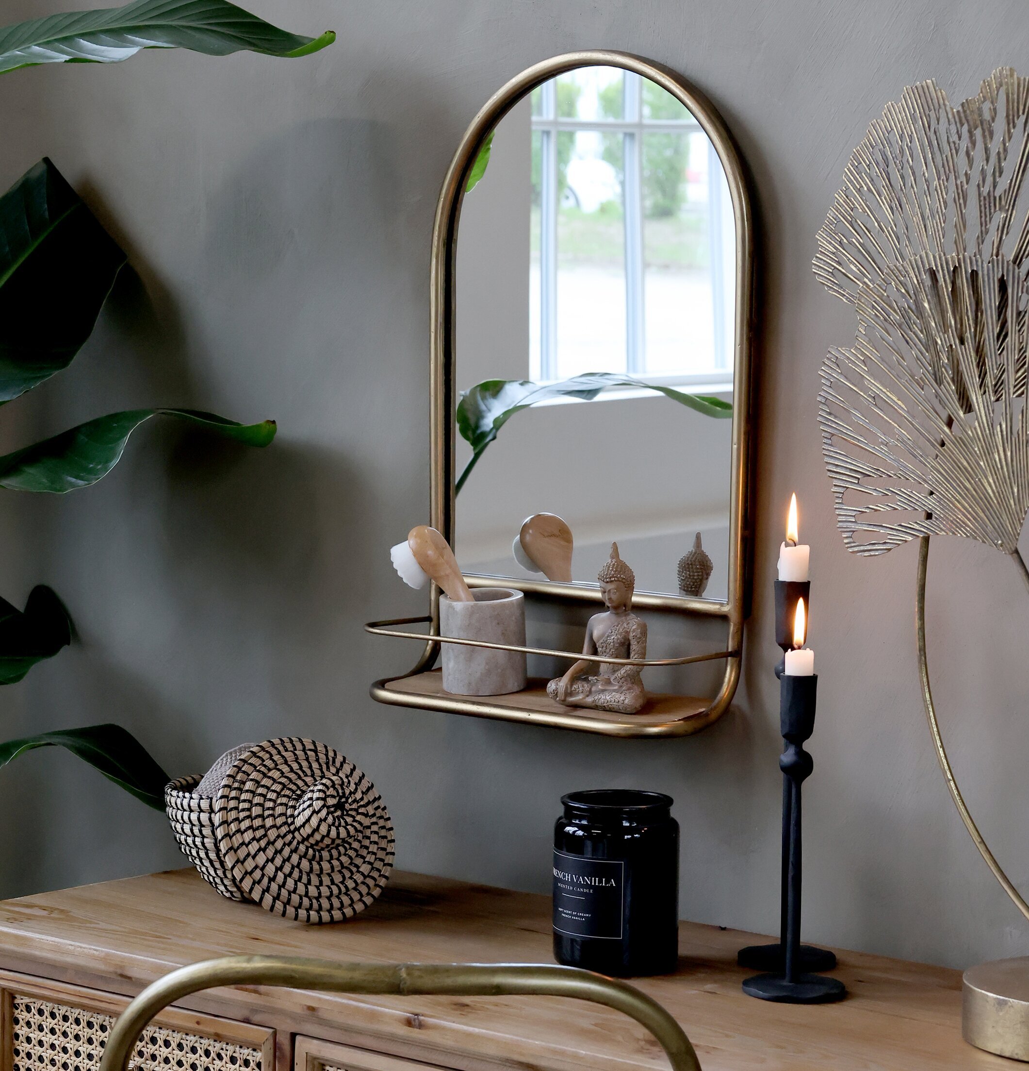 Foto: Stilren hörna med spegel och harmoniska detaljer