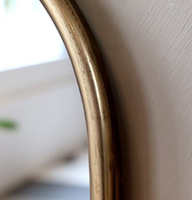 Bild av elegant väggspegel med gyllene metallram