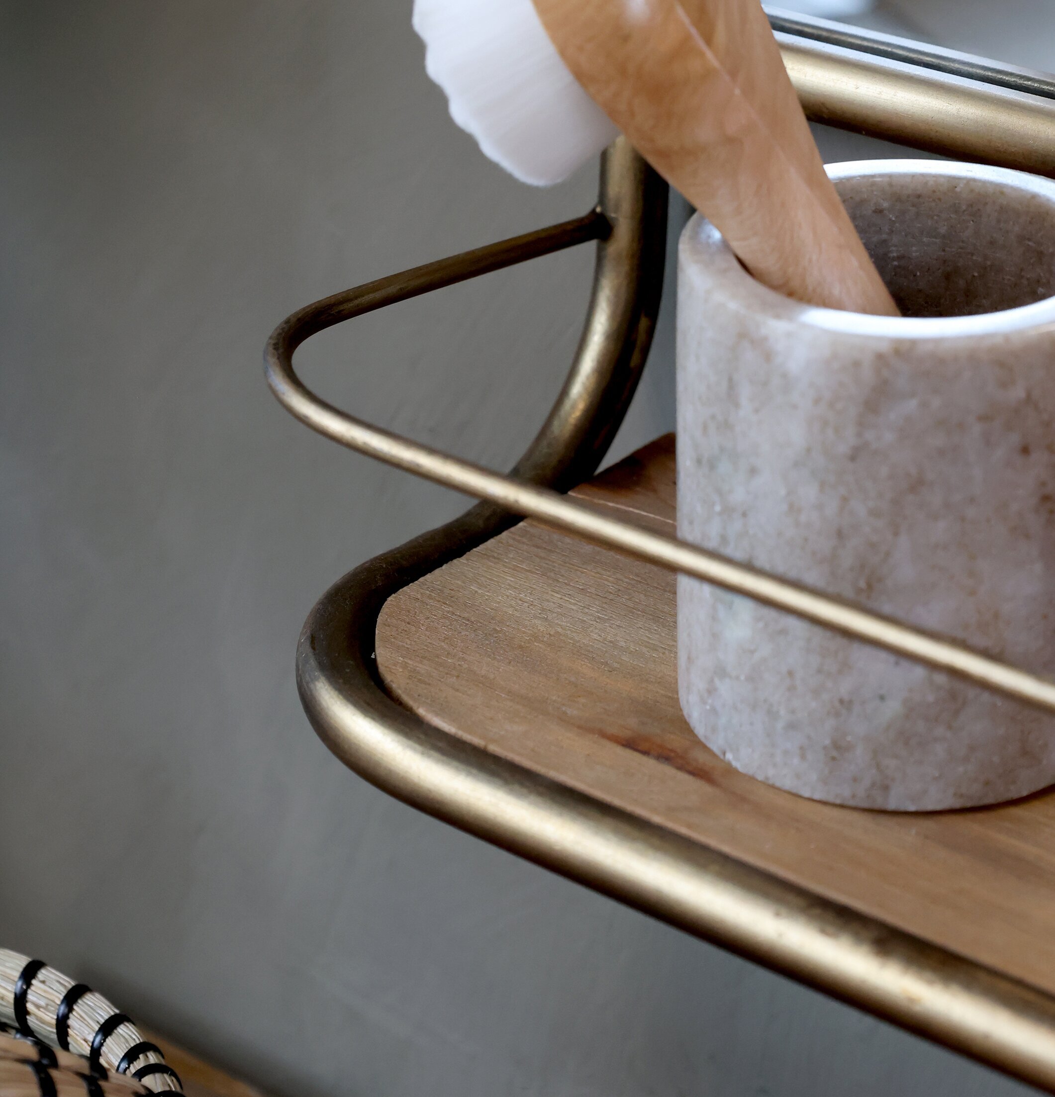 Väggspegel Med Hylla från Chic Antique med mugg och borste