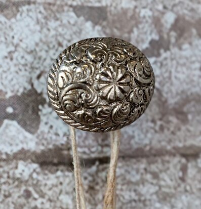 Bild av antiksilver väggknopp med intrikat mönster