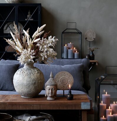 Bild av harmonisk interiör med rustik och lugn atmosfär