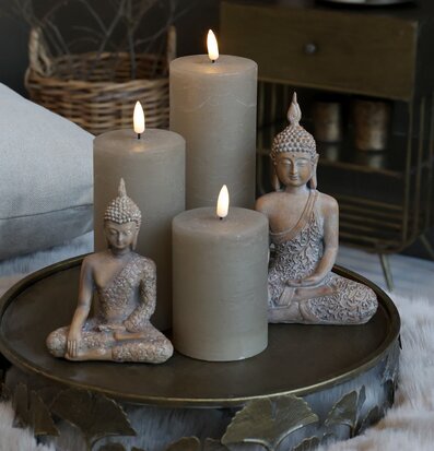 Bild av harmoniskt arrangemang med Buddha-figurer