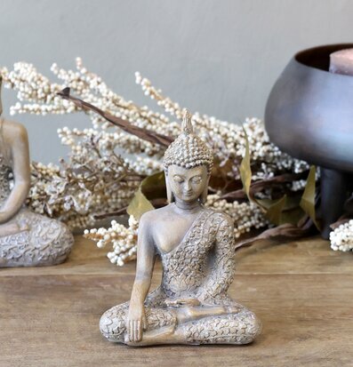Bild av harmonisk inredning med Buddha och ljus