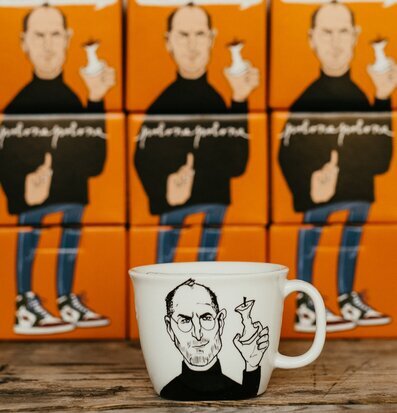 Bild av unik porslinsmugg med konstnärlig design